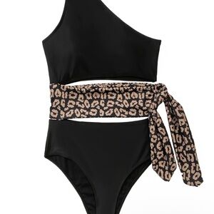 L One-Shoulder Black Swimsuit with Leopard Print Belt